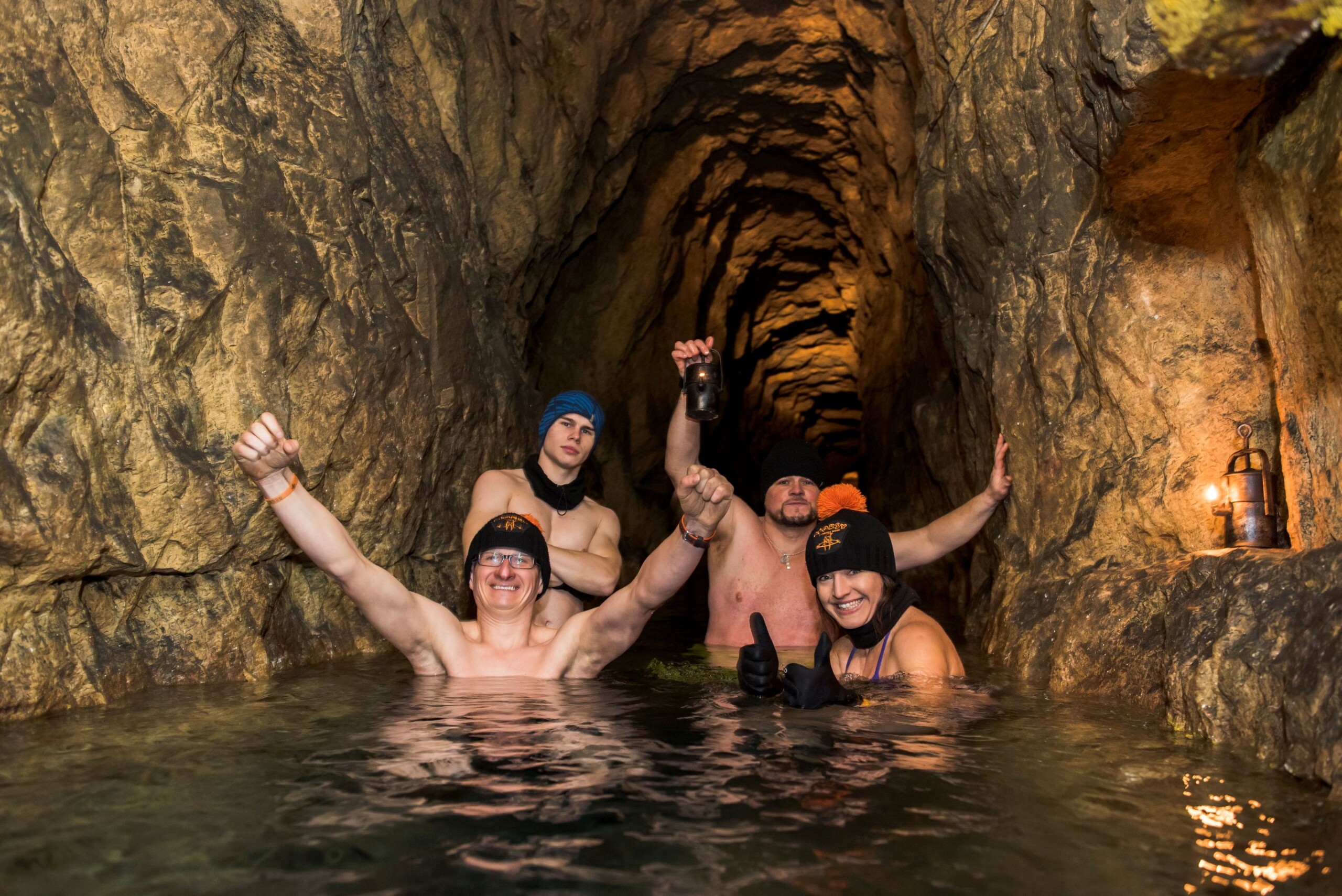 Grupa ludzi morsujących w Sztolni Czarnego Pstrąga