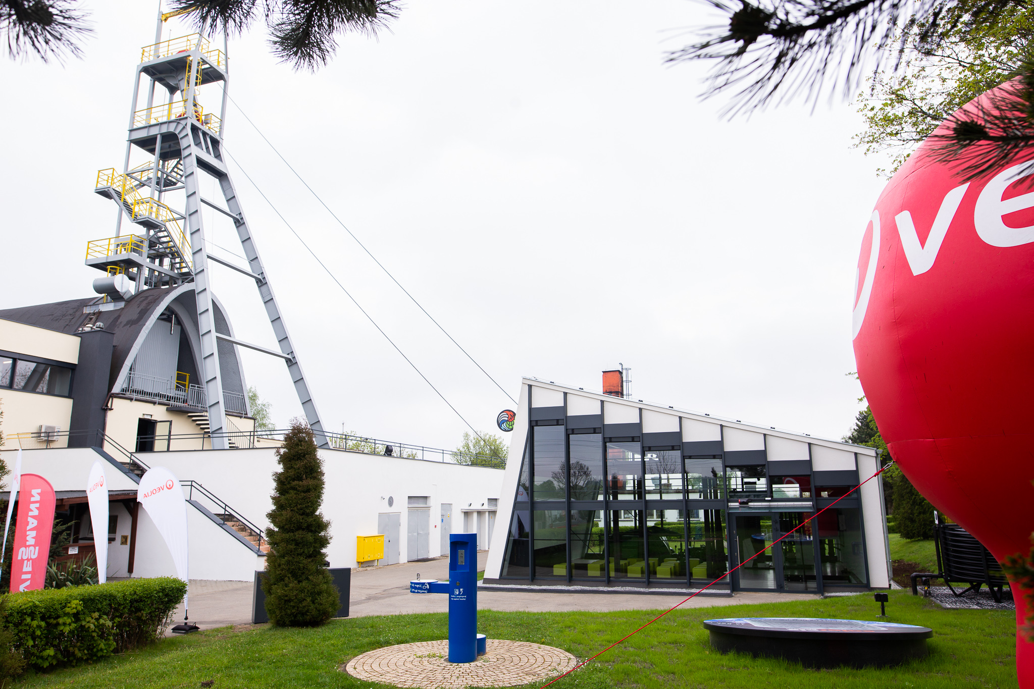 Maszynownia Żywiołów znajduje się obok budynku Zabytkowej Kopalni Srebra