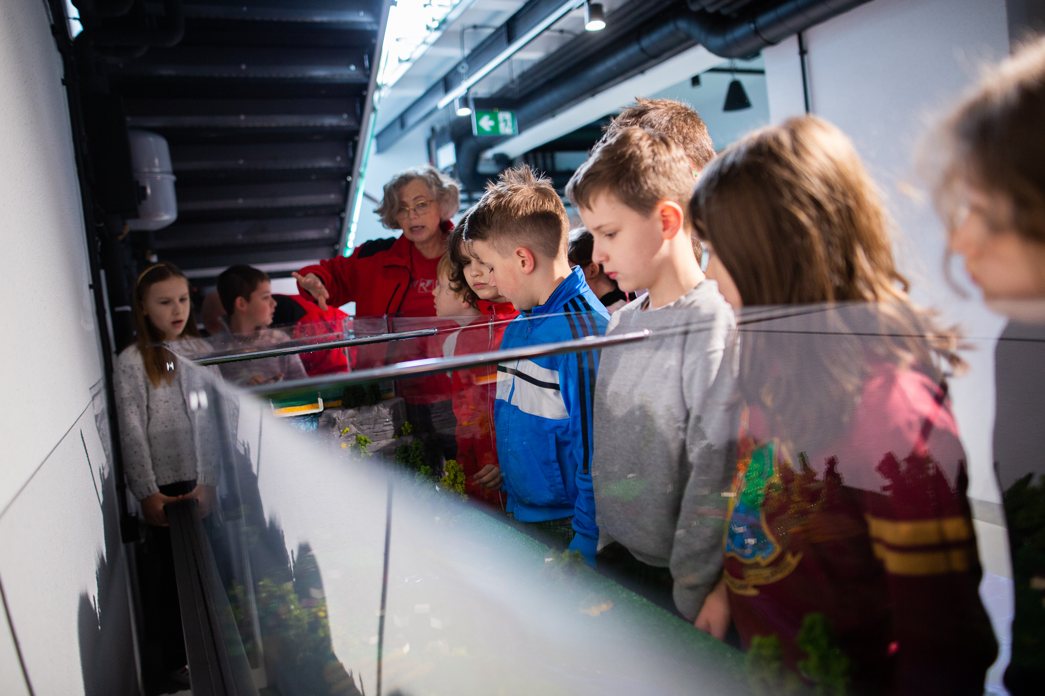 Edukator i dzieci podczas lekcji w Maszynowni Żywiołów