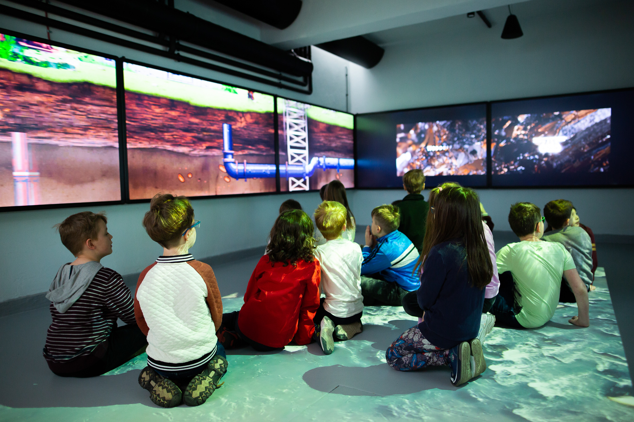 Dzieci oglądające jedną z animacji o wodzie