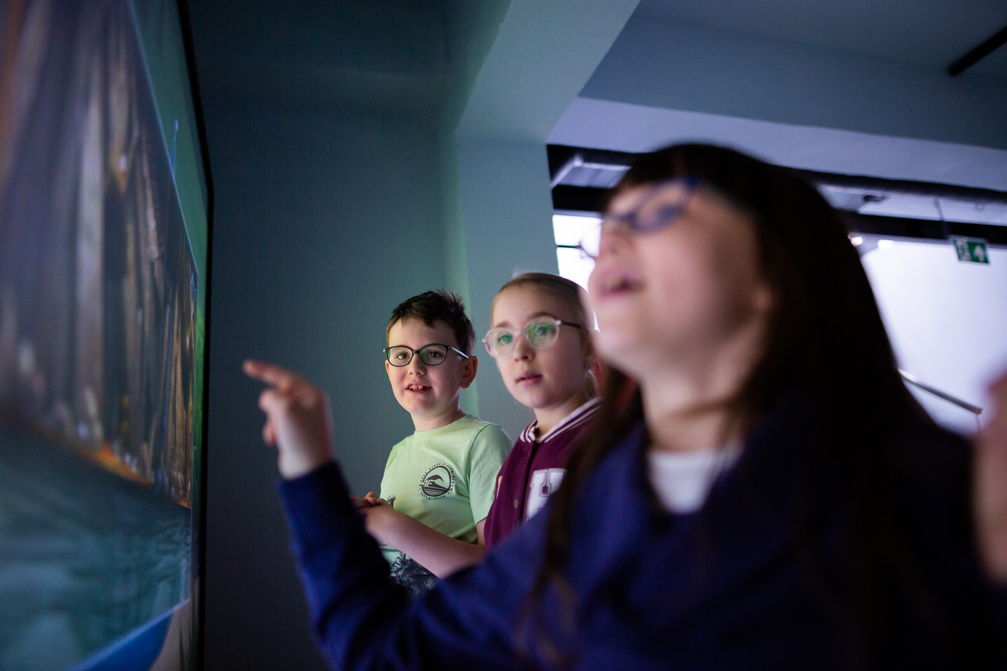 Dzieci oglądające multimedia w Maszynowni Żywiołów