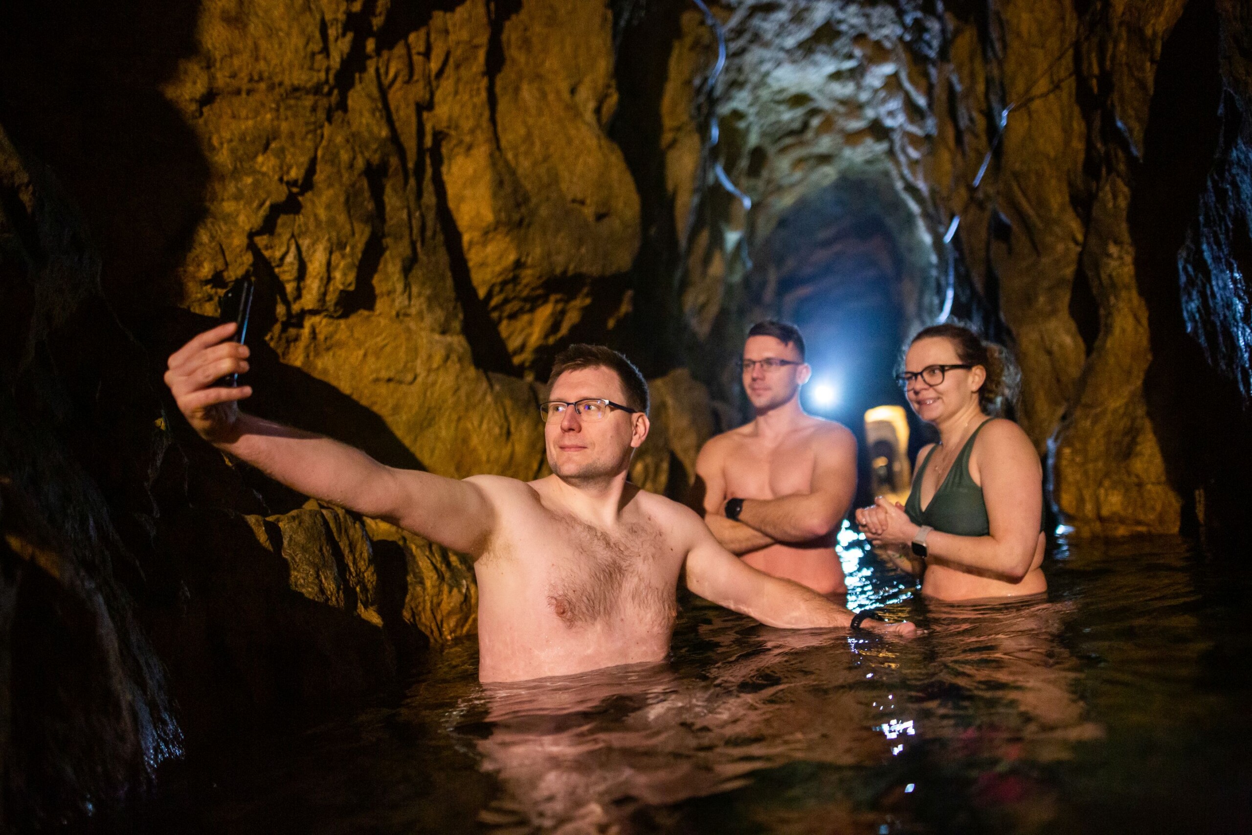 Ludzie morsujący w Sztolni Czarnego Pstrąga