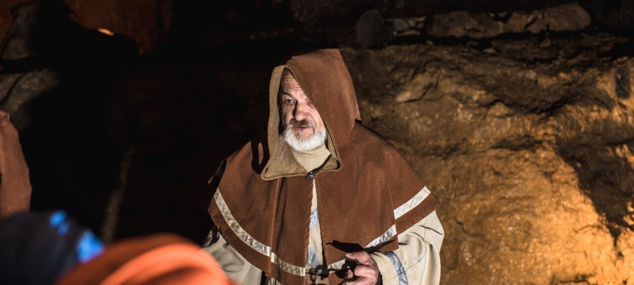 Mężczyzna w stroju skarbnika