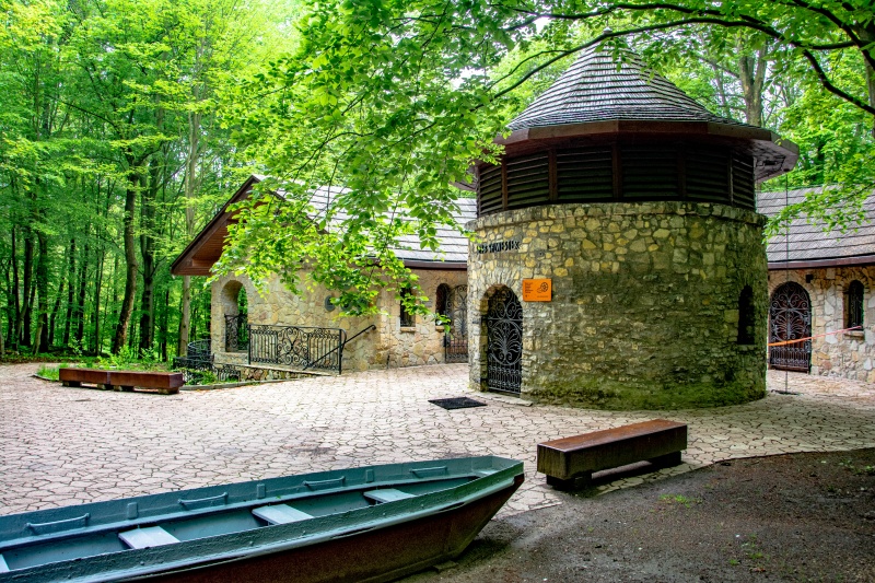 Budynek Sztolni Czarnego Pstrąga i stojąca przed nim łódka