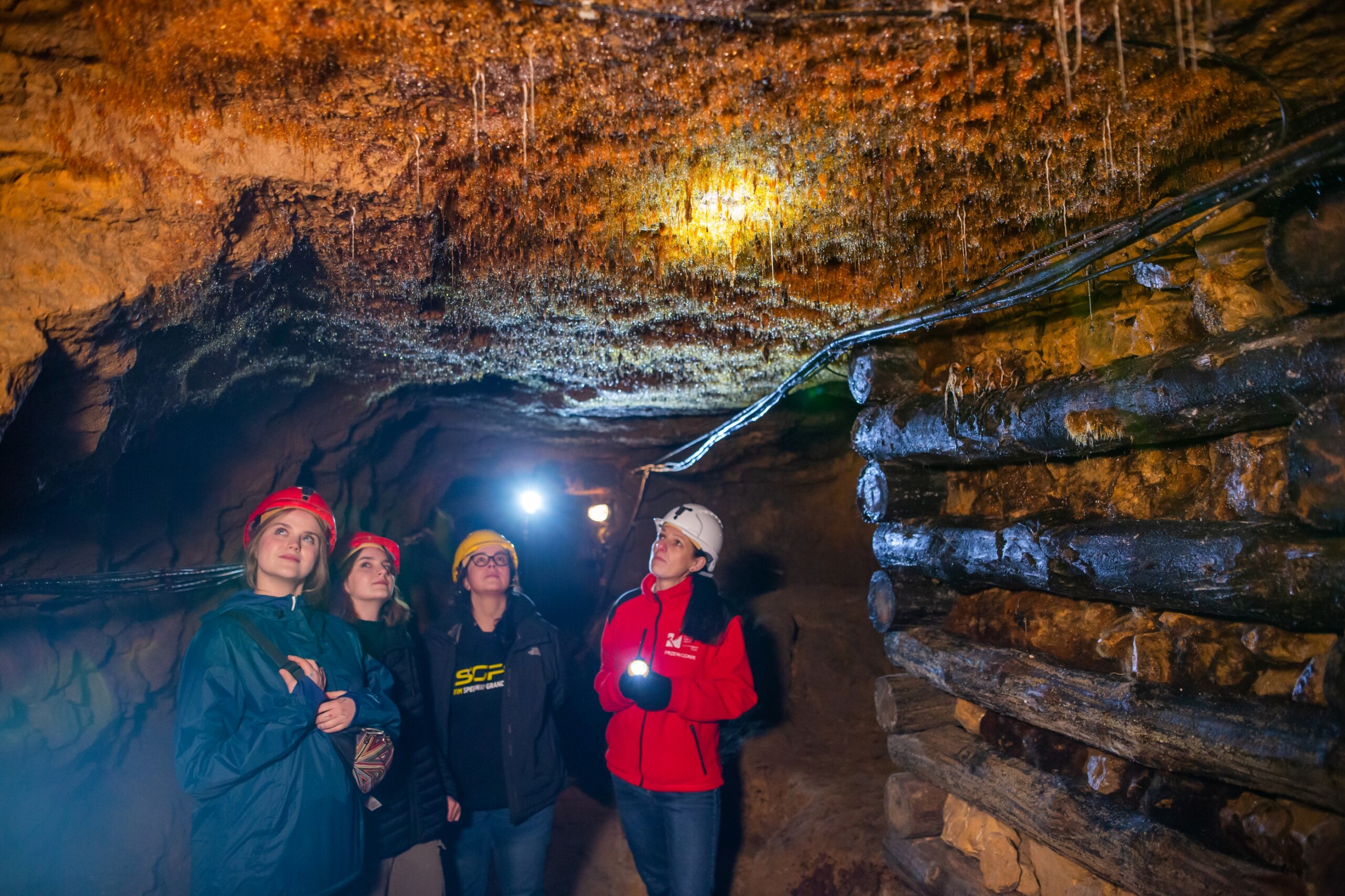 Turyści zwiedzający podziemia Zabytkowej Kopalni Srebra