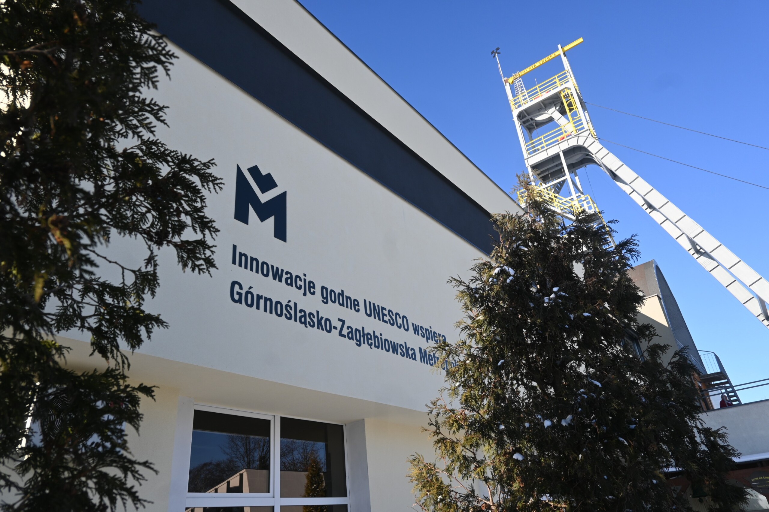 budynek Zabytkowej Kopalni Srebra i wieża szybowa