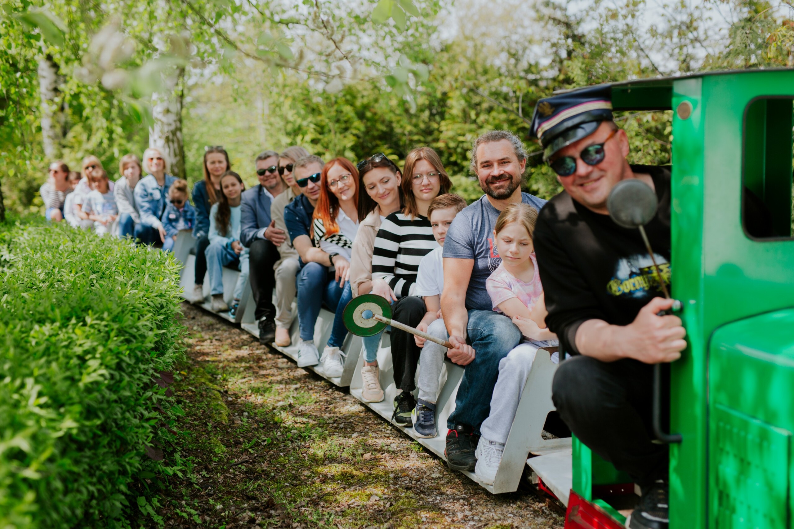 Ludzie jadący kolejką w Skansenie Maszyn Parowych