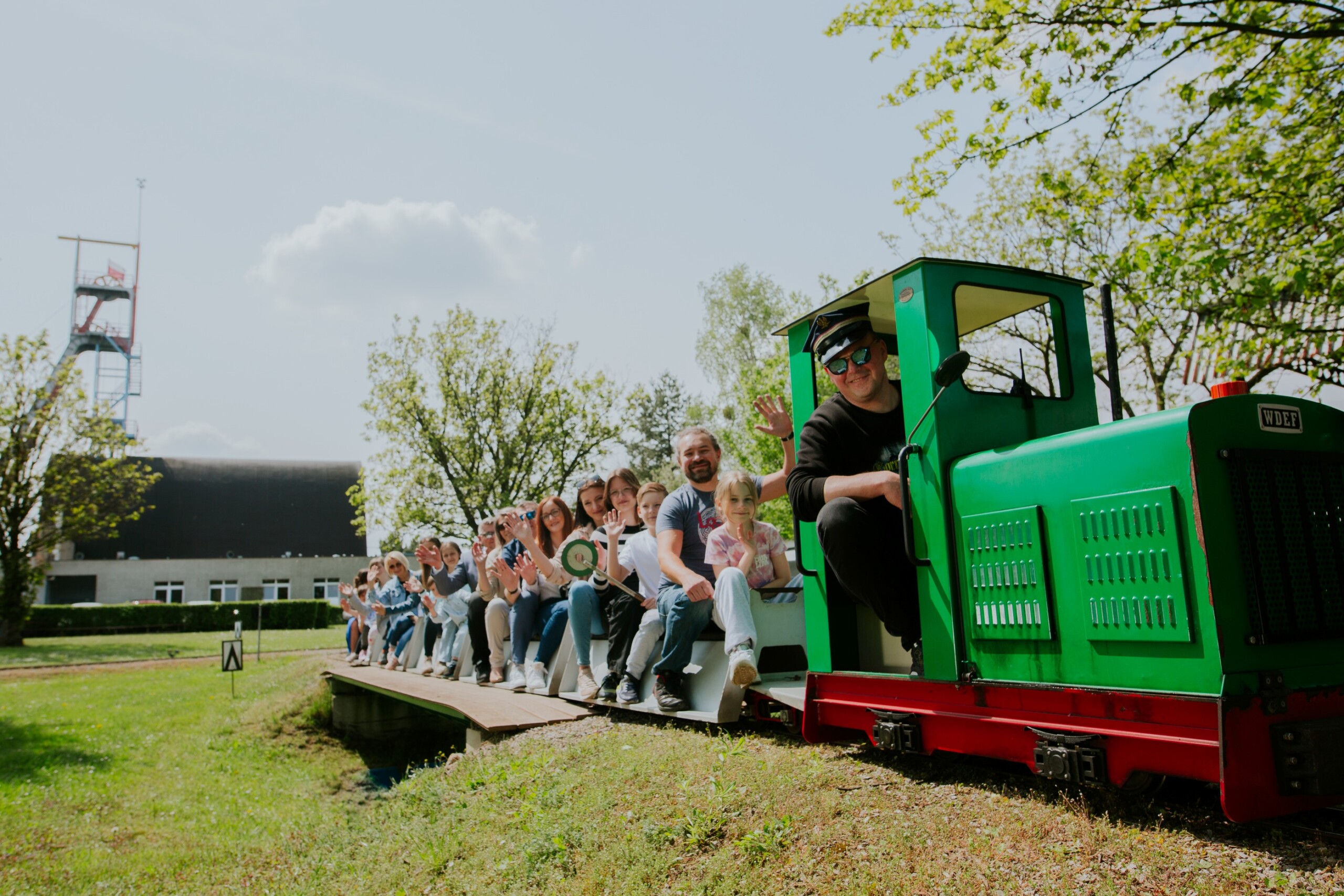 Ludzie jadący kolejką w Skansenie Maszyn Parowych