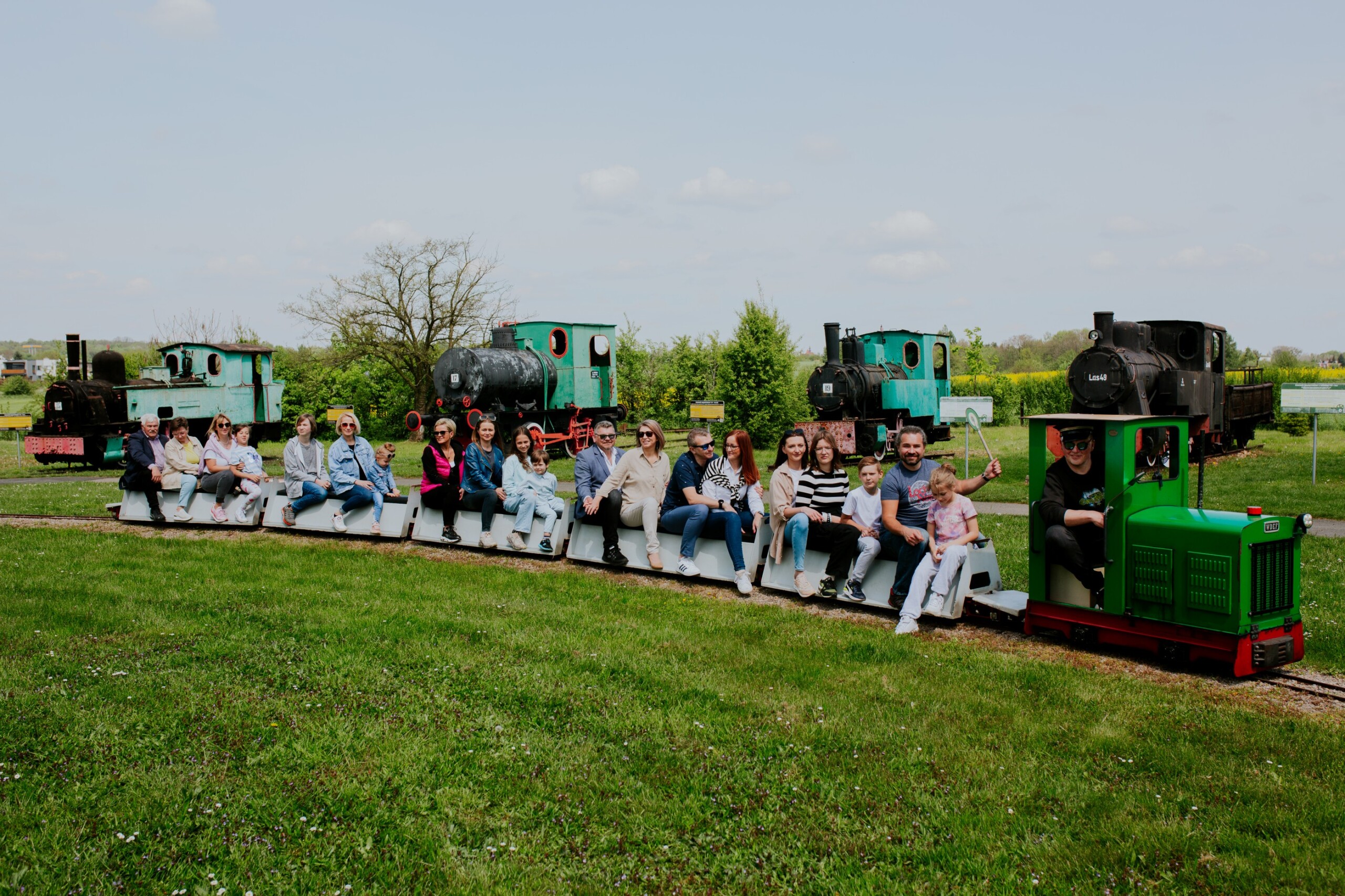 Ludzie jadący kolejką w Skansenie Maszyn Parowych