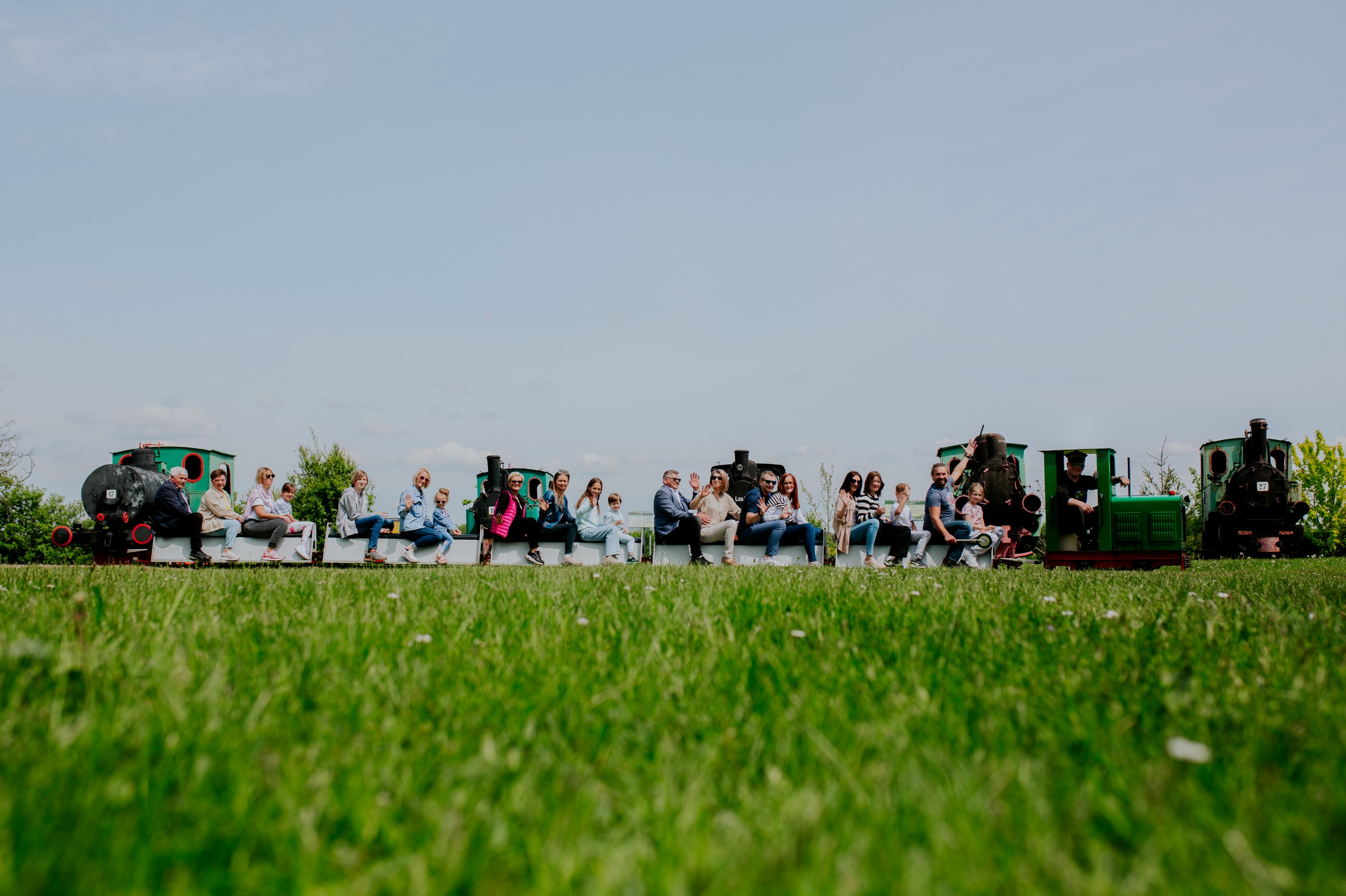 Ludzie jadący kolejką w Skansenie Maszyn Parowych