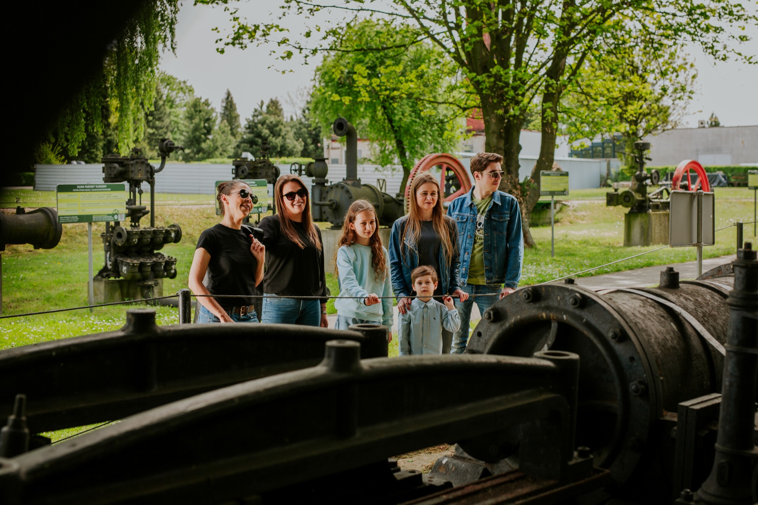 Ludzie zwiedzający Skansen Maszyn Parowych