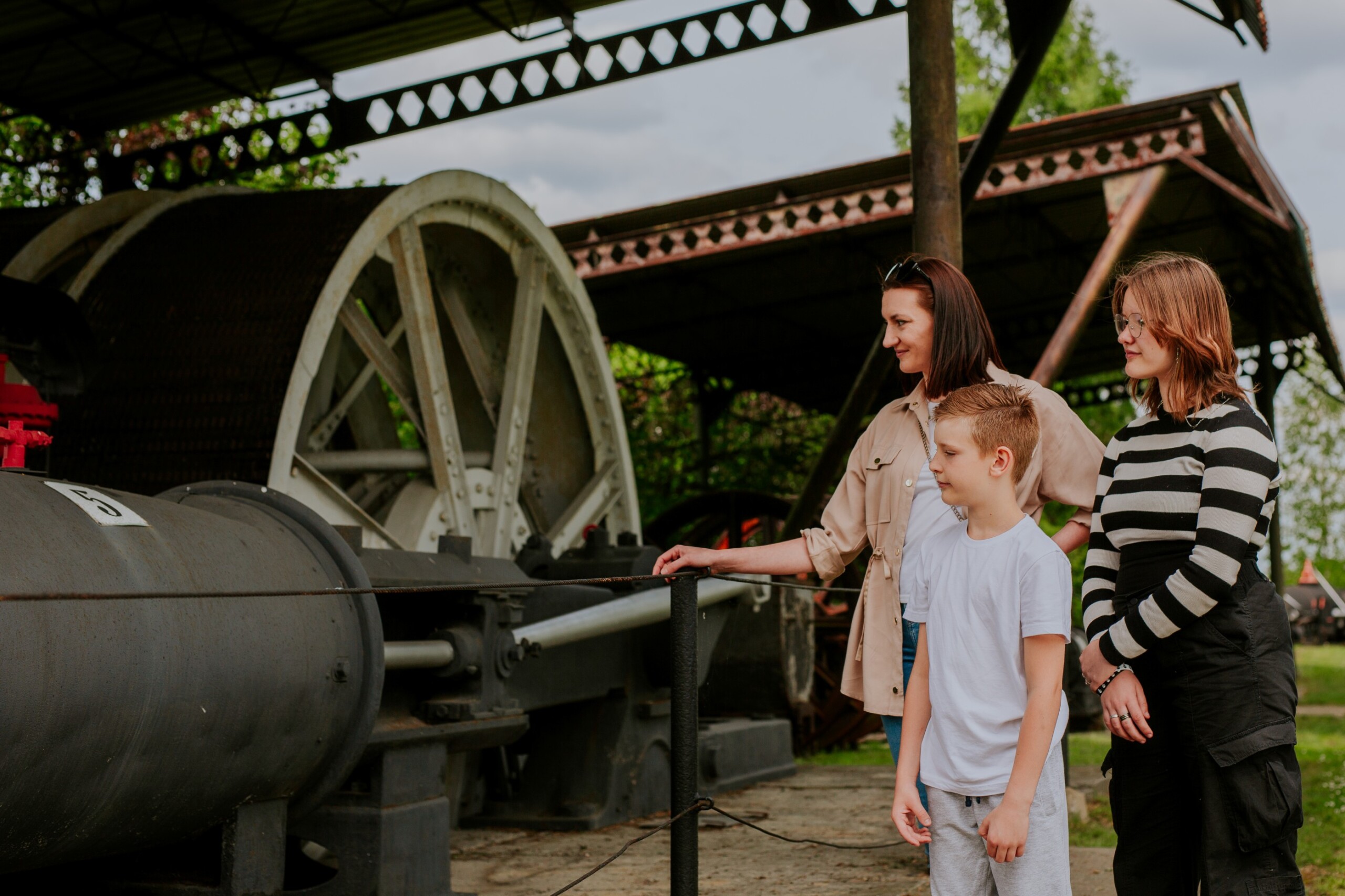 Ludzie zwiedzający Skansen Maszyn Parowych